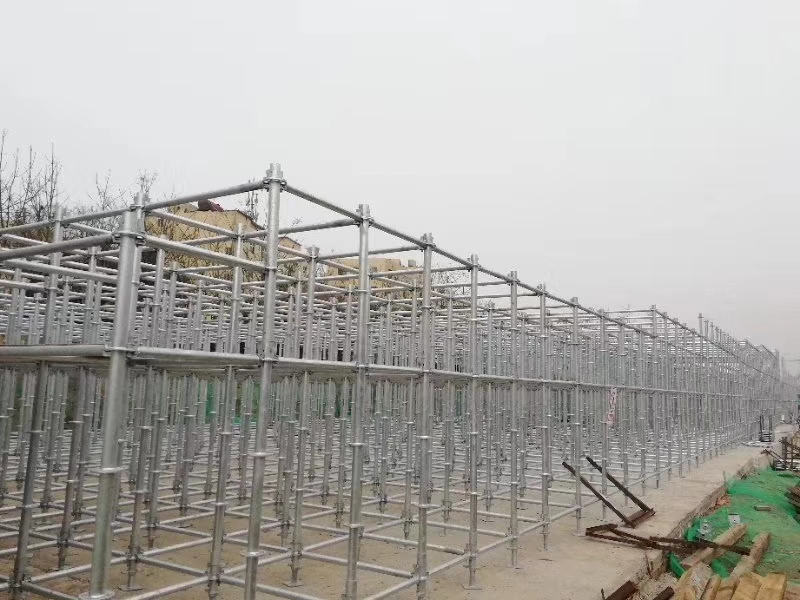 搭建腳手架橫向掃地桿與縱向掃地桿時，怎么設(shè)置好？ (圖1)